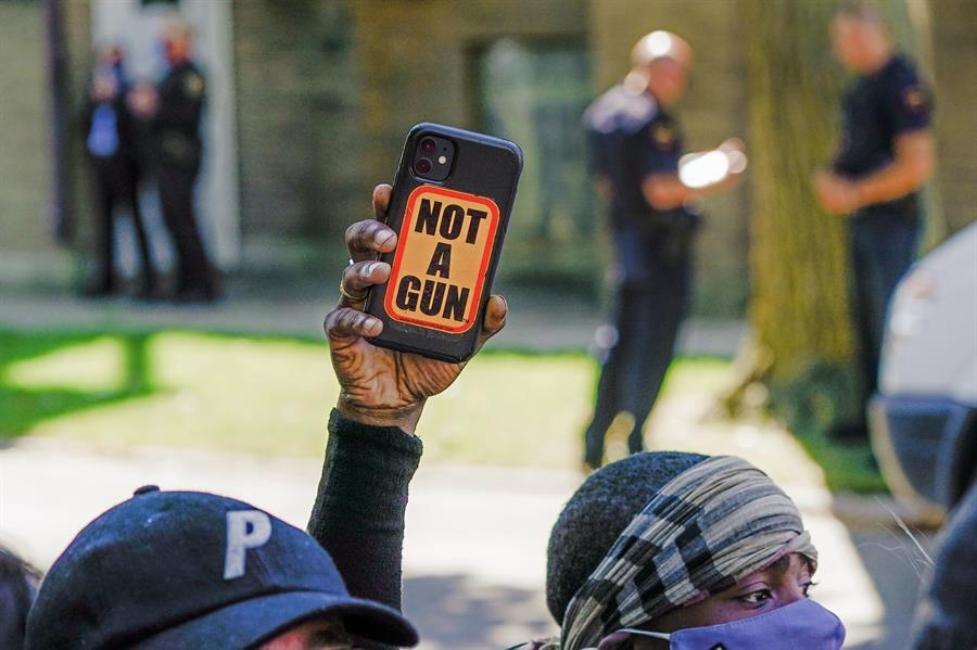 7 policías suspendidos por muerte de afroamericano en Rochester ocurrida en marzo