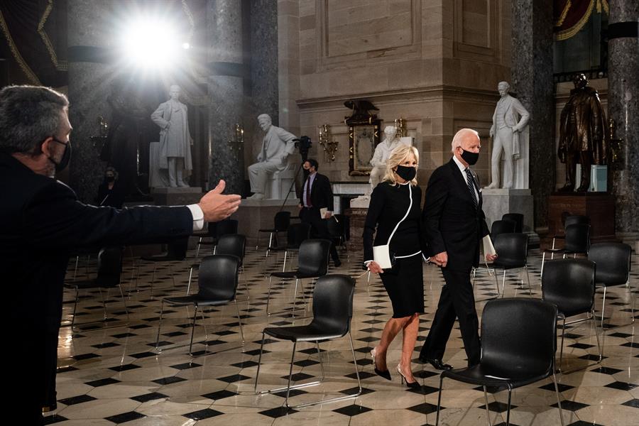 Biden asegura que su campaña está "haciéndolo bien con los votantes hispanos"