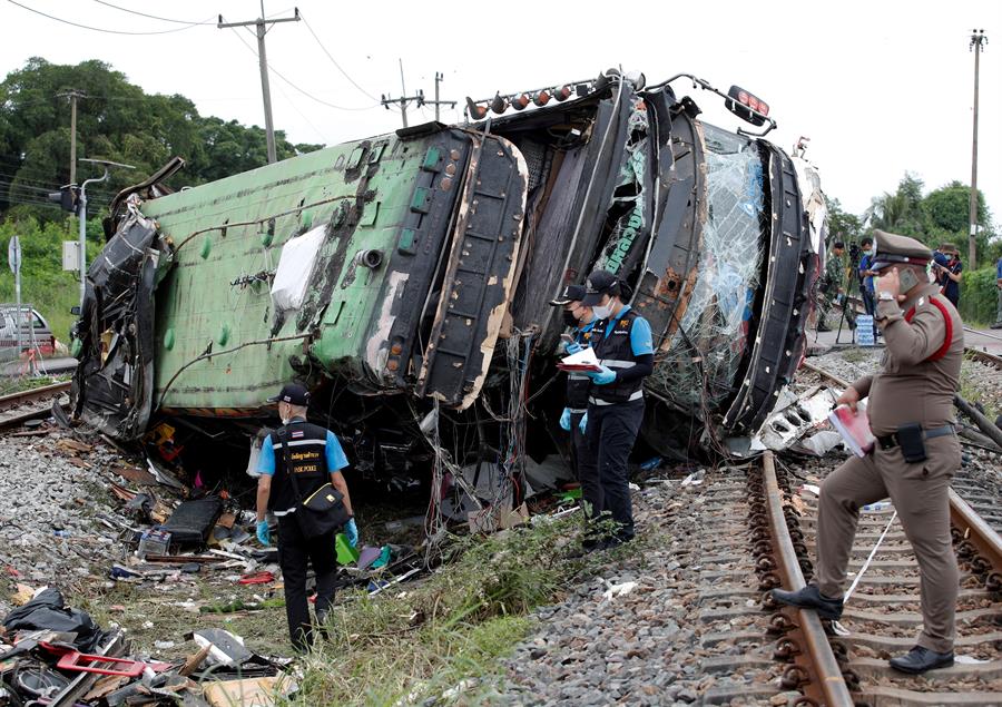 Al menos 18 muertos en colisión entre un tren y un autobús al este de Bangkok