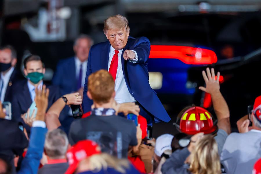 Campaña de Biden acusa a Trump de fortalecer a Maduro