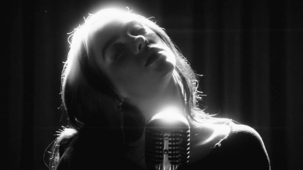 Billie Eilish derrocha elegancia en el vídeo de No Time To Die