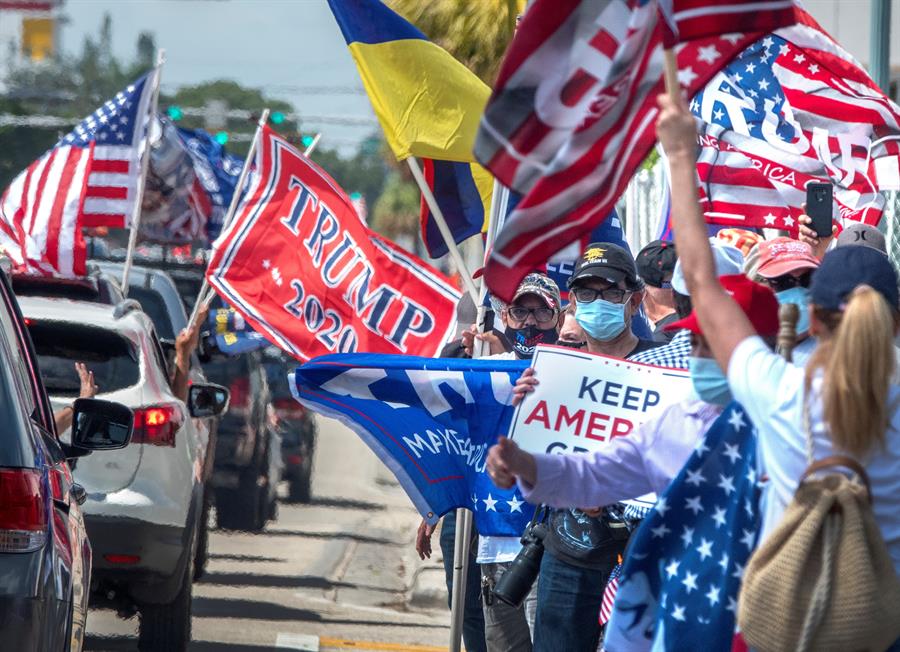 Partidarios de Trump rechazan al comunismo con caravana en Miami
