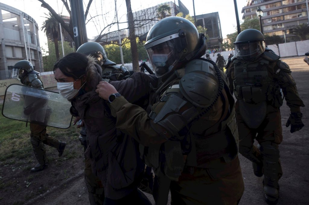 Detienen a tres policías acusados de tortura en Chile