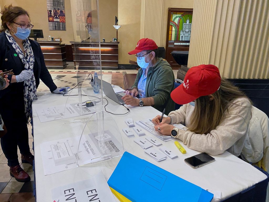 Comenzó en Chile la votación en histórico plebiscito constitucional