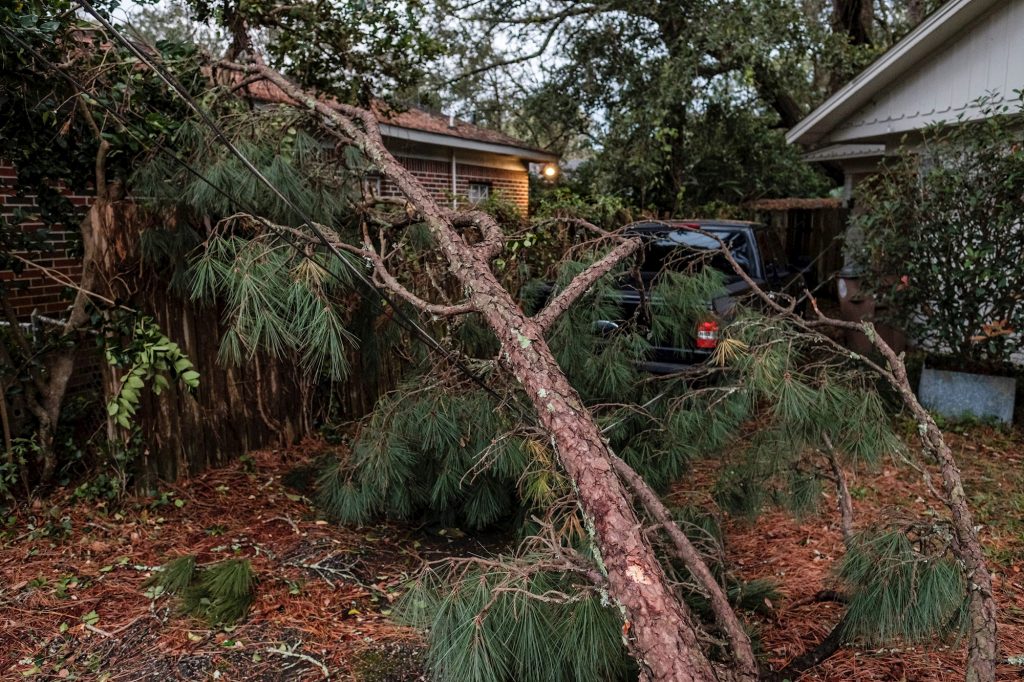 Zeta se degrada a ciclón post-tropical tras causar estragos en EEUU