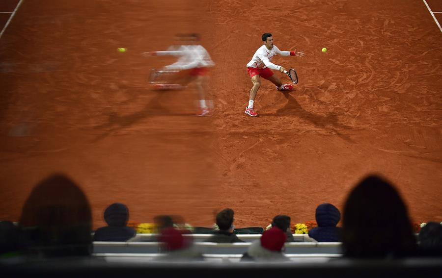 Djokovic vence al dolor y a Carreño para meterse en cuartos del Roland Garros