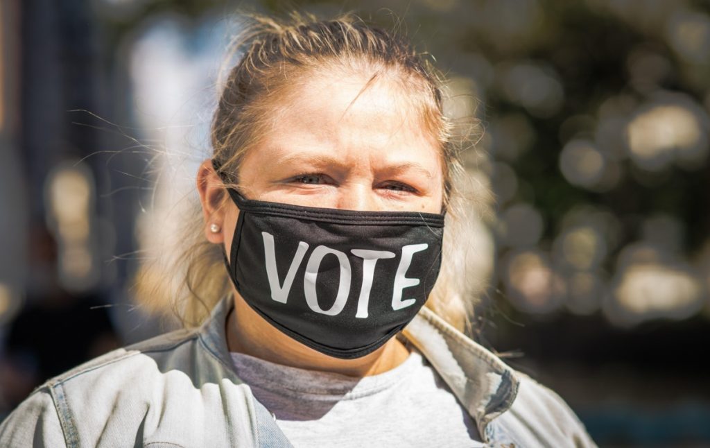 Mujeres blancas de la clase trabajadora son claves para aspiraciones de Trump y Biden