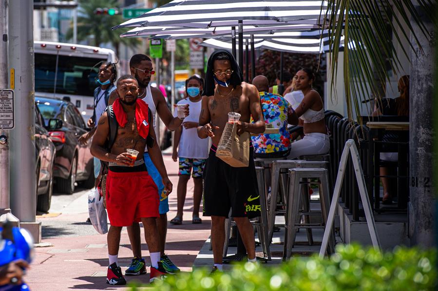 Florida se acerca a las 15.000 muertes por COVID-19 y sube tasa de contagios