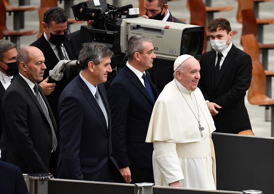 El papa y sus colaboradores contravienen obligación de usar mascarilla
