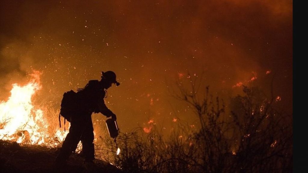 Un incendio cerca de Los Ángeles obliga a evacuar 60.000 personas