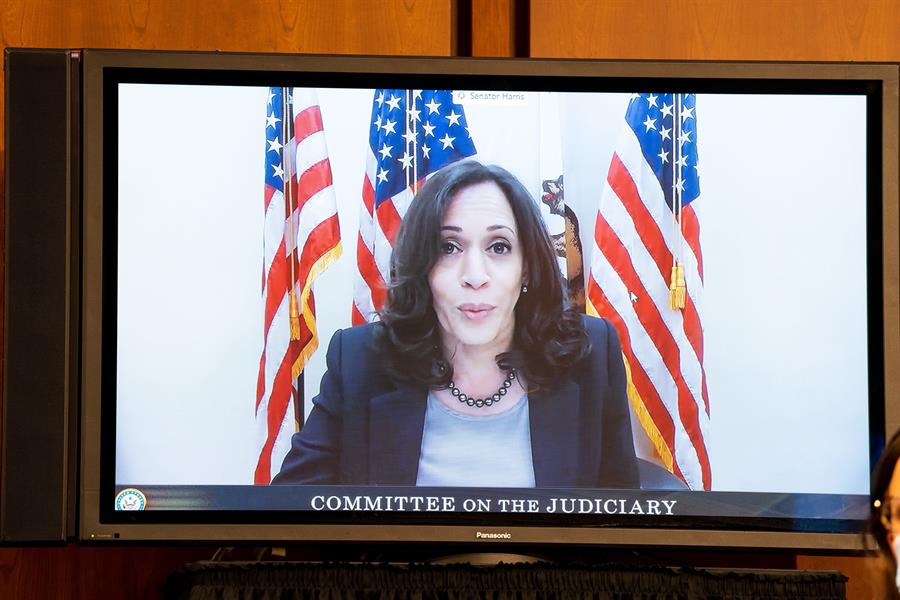 Kamala Harris pausa sus viajes debido a dos contagios en su entorno