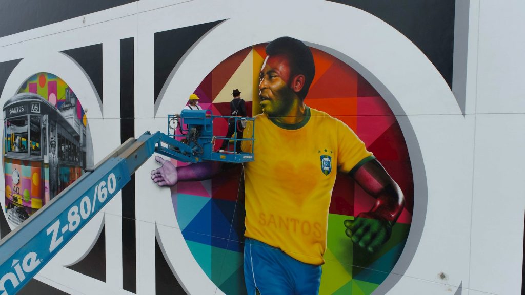 Artista Kobra homenajea a Pelé con un mural por sus 80 años