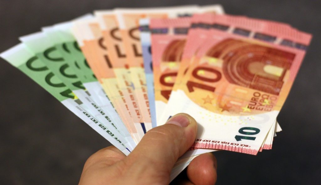 Cuatro mendigos franceses ganaron 50.000 euros con un "rasca y gana" regalado