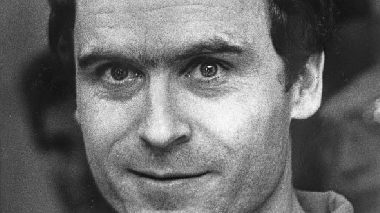Presentan exposición del mediático asesino serial Ted Bundy