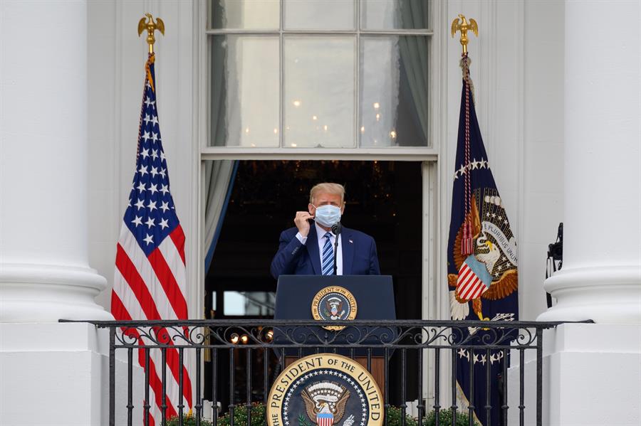 Trump es dado de alta y su médico dice que ya no representa un riesgo de transmisión
