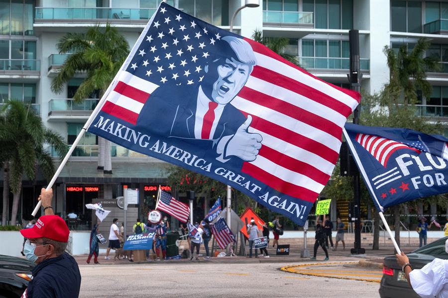 Trump promete a adultos mayores de Florida protegerlos de la COVID-19