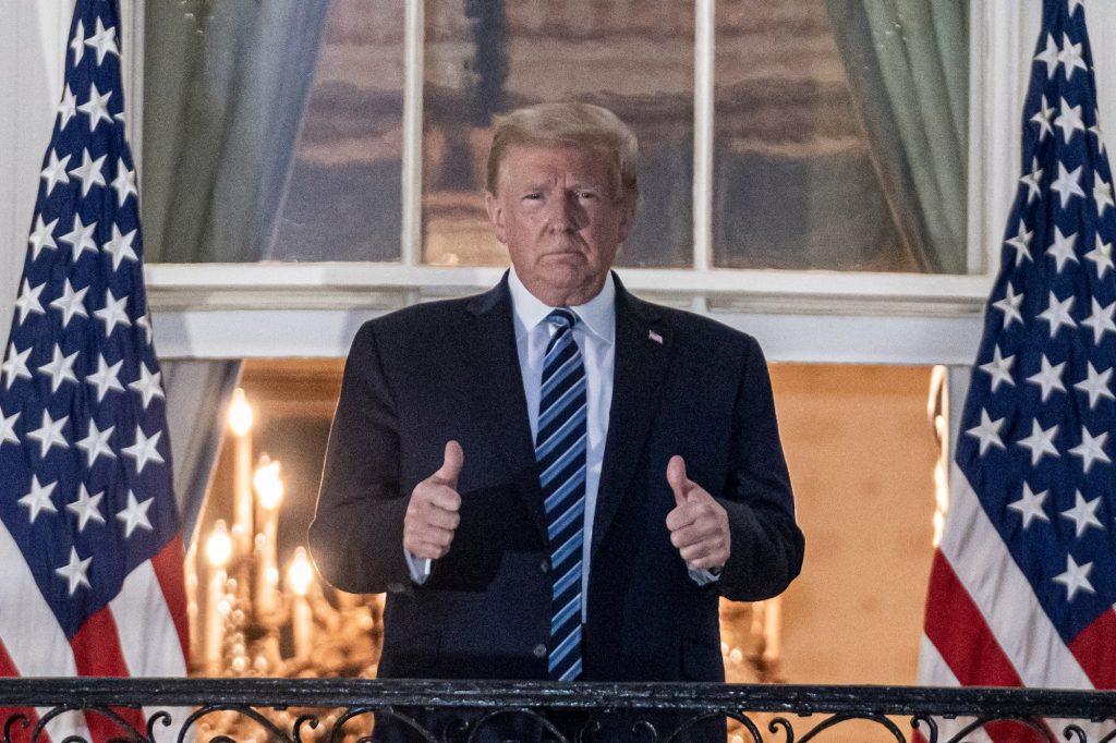 Trump vuelve al Despacho Oval a pesar de su positivo