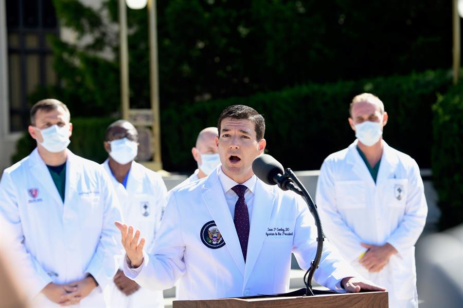 Equipo médico de Trump actualizó su estado de salud: sin fiebre, respira sin ayuda y está trabajando