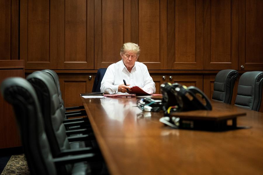 Sin corbata y despeinado, Trump reconoció que "no me sentía muy bien" pero está mejor de salud