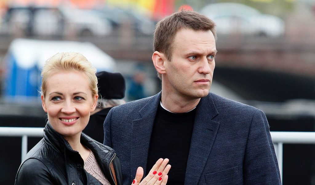 UE sanciona a implicados en envenenamiento de Navalni y el Kremlin tilda la decisión de "inamistosa"