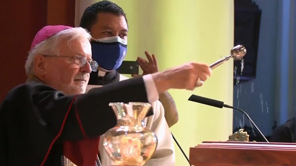 El nuncio, Aldo Giordano, durante el proceso de exhumación de José Gregorio Hernández