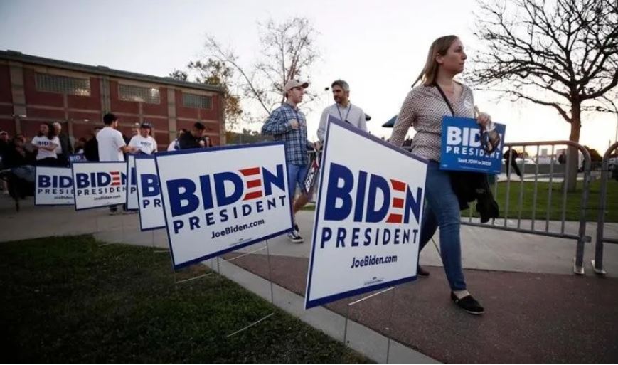 Hombre de Florida tumbó carteles de Biden con una excavadora robada