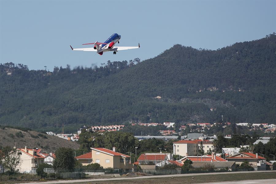 Ronaldo viaja en avión ambulancia a Turín donde seguirá su confinamiento