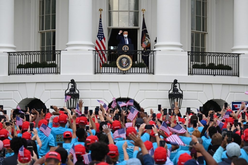 "Me siento muy bien", dice Trump en su primer acto público desde su contagio