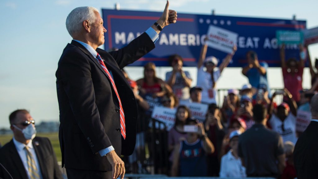Pence dio negativo por COVID-19 tras confirmarse contagio de 2 de sus asesores