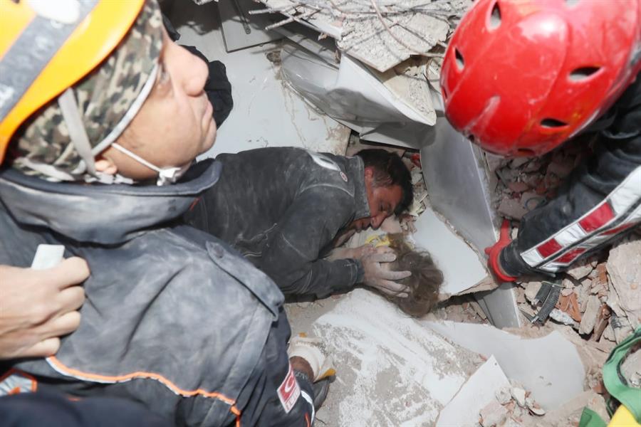Rescatan a niña tras 4 días bajo los escombros del terremoto en Turquía