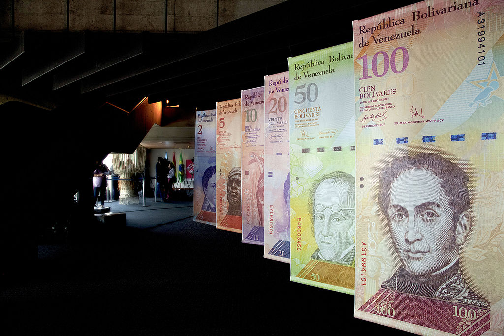 La moneda venezolana se devalúa 14,75 % frente al dólar en una semana