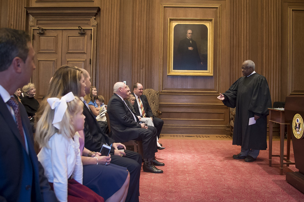 Juez Clarence Thomas podría ser determinante para truncar las aspiraciones presidenciales de Biden