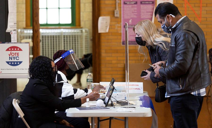 Cierran los primeros colegios electorales en EEUU
