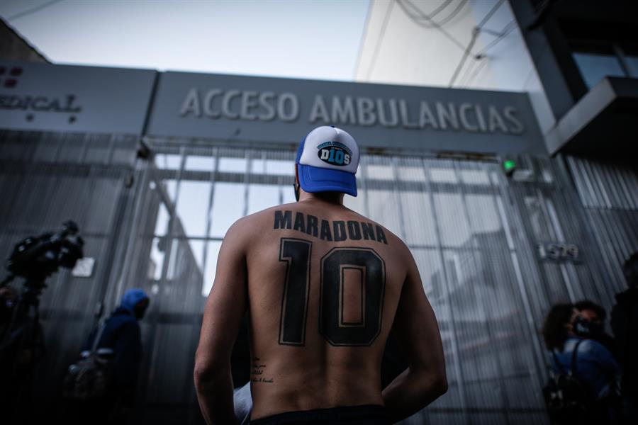 Diego Maradona "reaccionó muy bien" a la extirpación del coágulo, según su médico