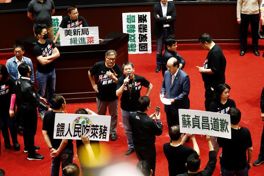 Diputados taiwaneses se lanzaron vísceras de cerdo y EEUU tuvo algo de culpa