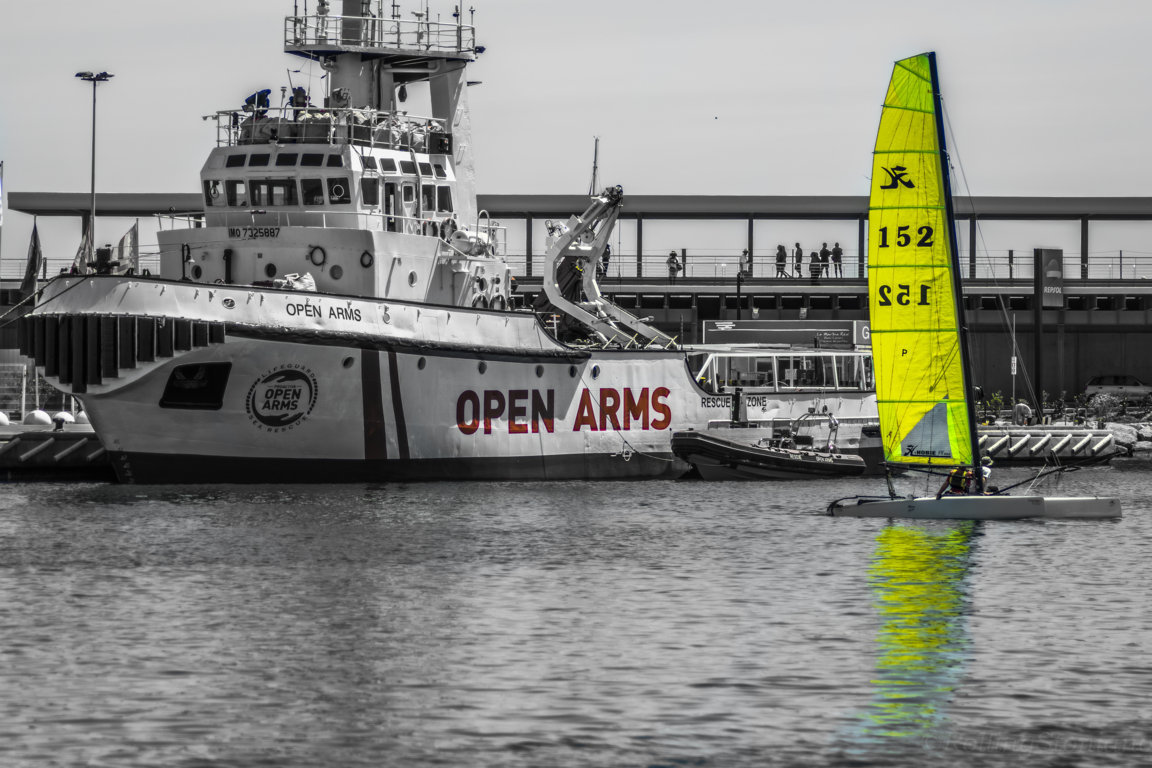 El Open Arms navega en el Mediterráneo con 259 migrantes a bordo