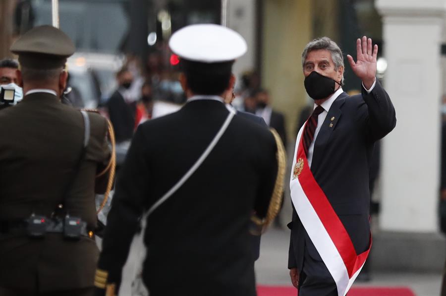Bajo la promesa de un "Gobierno plural", Sagasti asume la presidencia de Perú