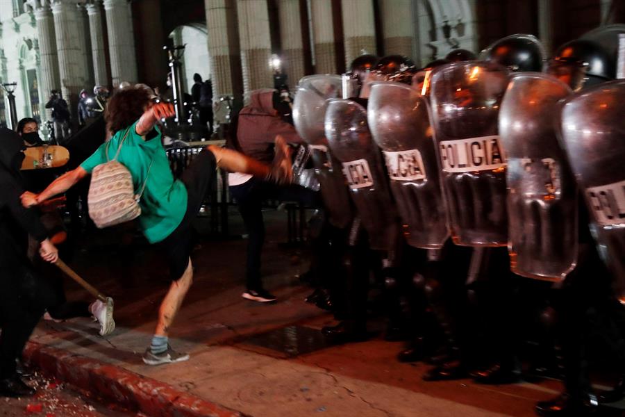 Guatemaltecos vuelven a tomar las calles para pedir la dimisión de Giammattei