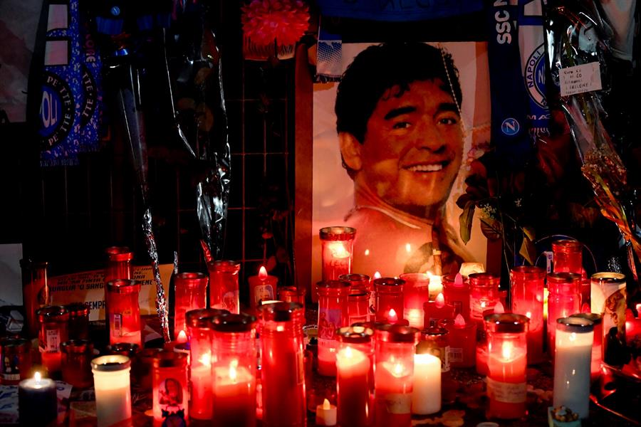 Así despidieron los hijos de Maradona a la leyenda del balompié