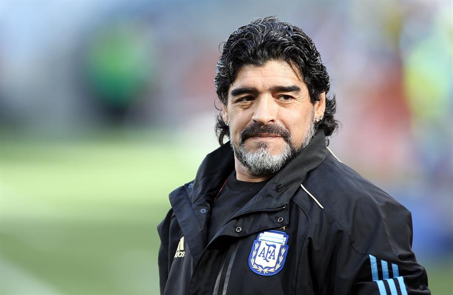 Futbolistas y políticos lamentan la muerte de Maradona