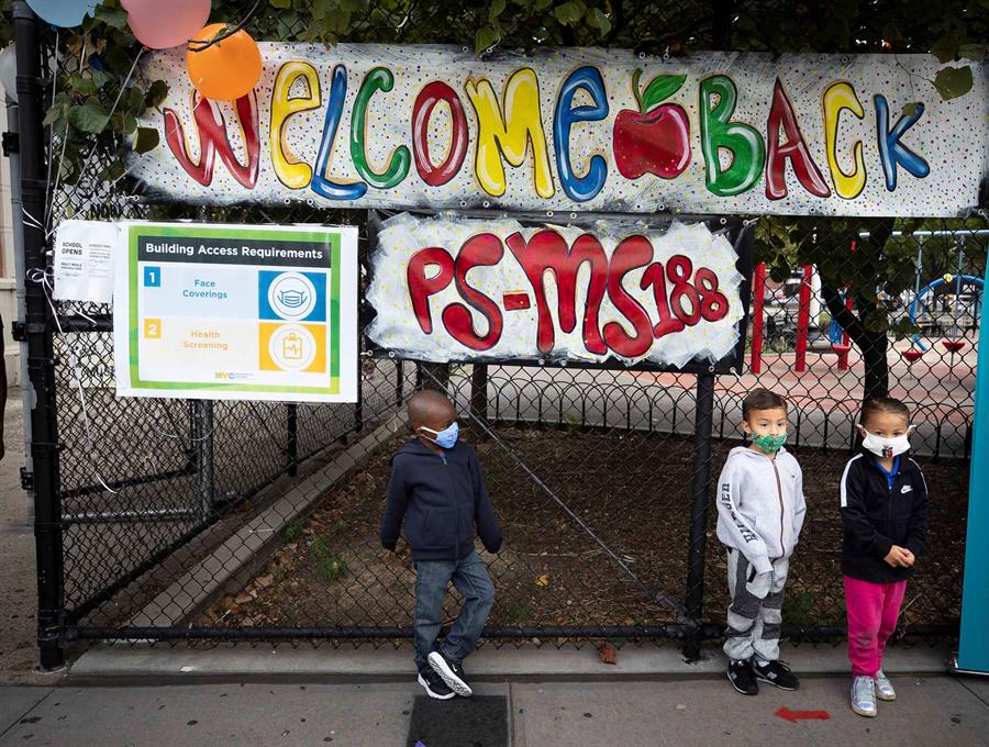 Nueva York reabrirá las escuelas primarias pese a la COVID-19