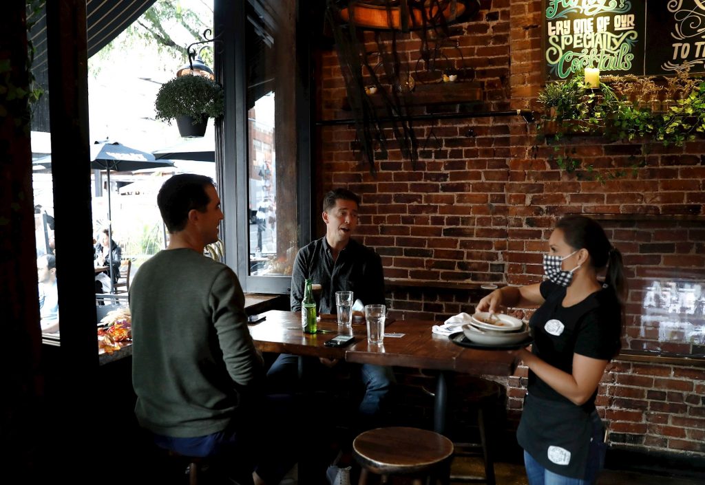 Nueva York reimpone restricciones en restaurantes tras aumento de positivos