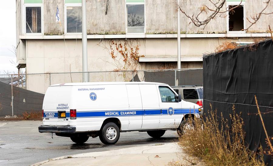 Más de 600 muertos por la pandemia permanecen en congeladores en Nueva York