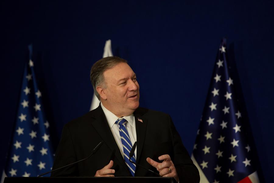 Pompeo trata la crisis diplomática del Golfo con Catar antes de ir partir a Arabia Saudí