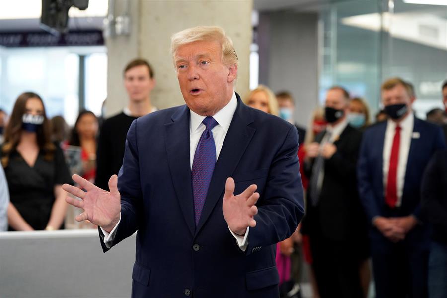 "Vamos a tener una gran noche": predice Trump desde su sede de campaña