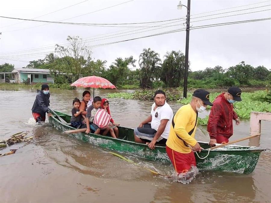 Socorristas realizan labores de rescate en zonas inundadas en Honduras