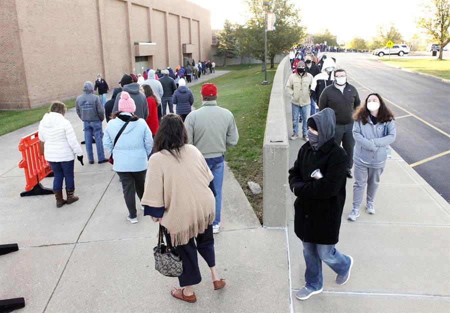 Cientos de personas en fila para votar en Union, Kentuky