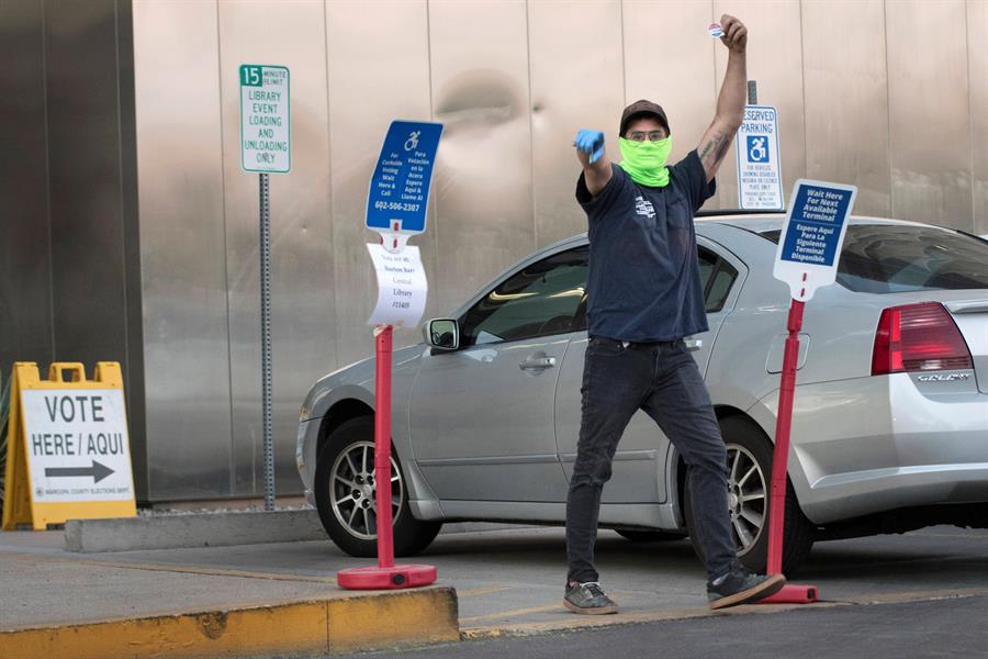 Un elector celebra luego de votar en Phoenix, Arizona