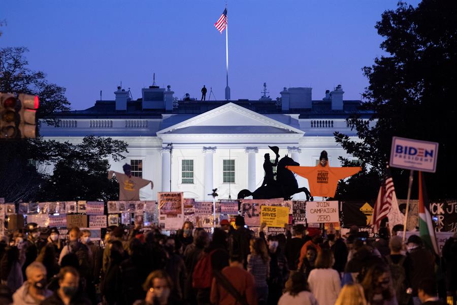 Noche electoral con protesta frente a la Casa Blanca
