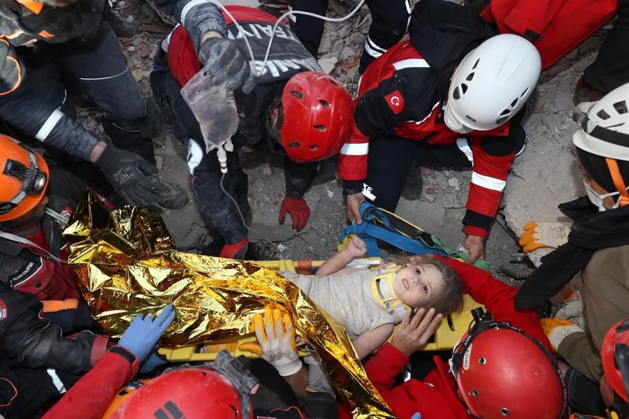 "Soy Ayda, estoy bien": niña rescatada en Esmirna a 4 días del terremoto